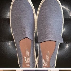 NEVER WORN TOMS